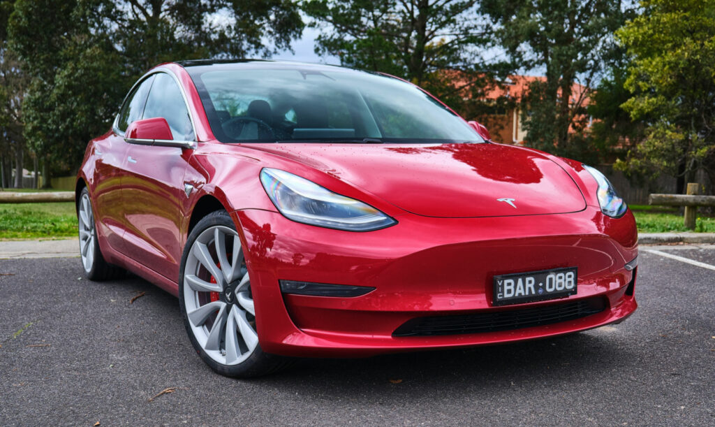   Tesla a poursuivi en Australie pour une gamme de surpromises, un freinage fantôme, un FSD trompeur