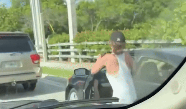 La rage de la route ardente du conducteur a rapidement frappé par le karma