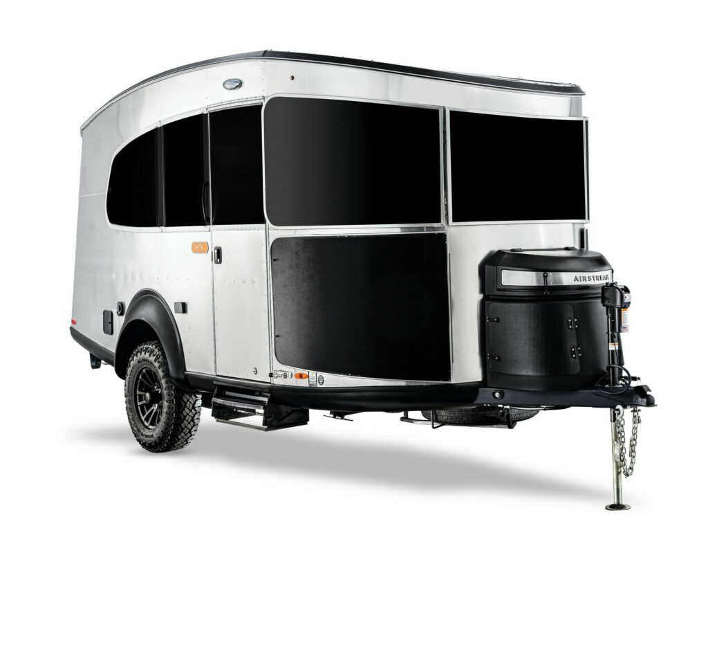   Airstream Basecamp 20xe est hors réseau avec un lifting de 3 pouces et une grande batterie