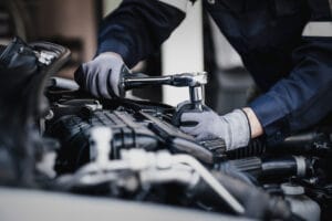 Pièces auto neuves ou d’occasion : quelle option choisir ?