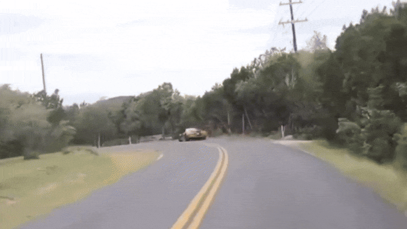 Audi R8 s'écrase dans l'arbre, le motocycliste s'associe à esquiver les débris