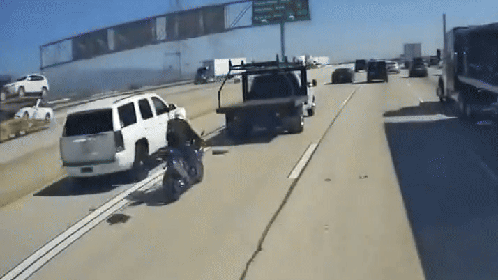 Biker s'écrase dans la camionnette en clouant l'atterrissage avec un parfait 10