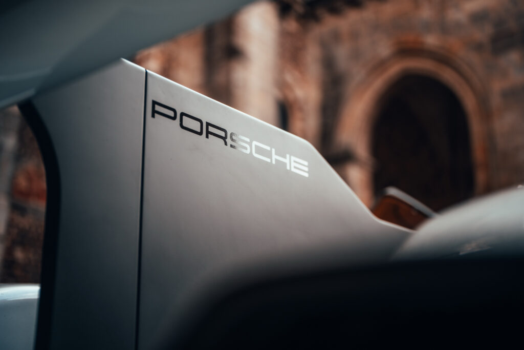   Un homme a obtenu un nouvel hypercar Porsche V8