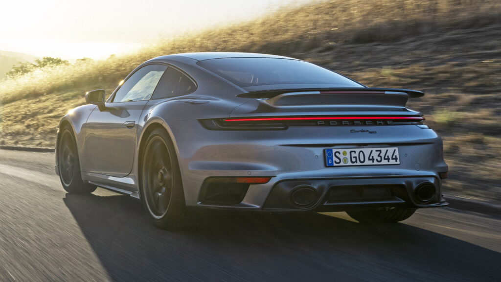   L'homme entre dans le concessionnaire et s'éloigne avec Porsche de 218 000 € en utilisant une fausse identité