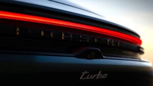 Porsche accélérant un nouveau SUV compact avec du gaz et de la puissance hybride