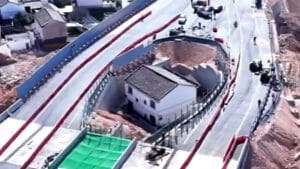 Le pari tenace de l’homme quitte sa maison entourée d’une autoroute massive