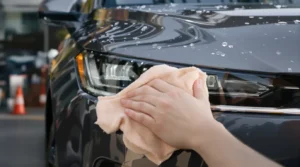 Astuce de grand-mère pour nettoyer les phares de voiture sans effort