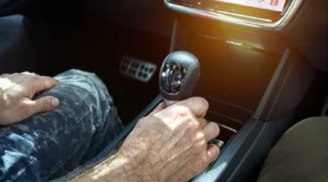 Passer les vitesses sans stress : astuces pour une conduite fluide